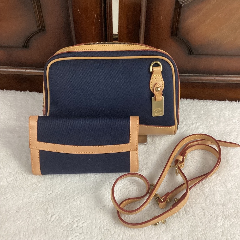 Dooney & Bourke Vtg. Cabriolet Crossbody plus Wallet.  MADE IS USA